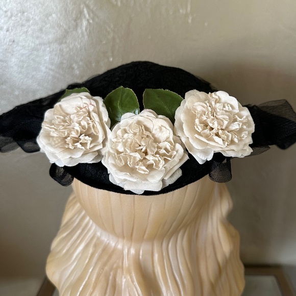 FASHIONABLE 1940\'s BLACK STRAW & LACE HAT WITH IVORY FLOWERS main image 11
